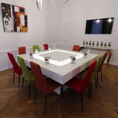 La salle de dégustation à Sensation Vin qui s'intitule "Salle Baron de Joursanvault" peut accueillir jusqu'à 9 personnes.
