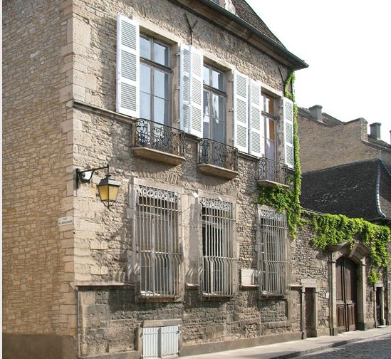 Sensation Vin is located in the centre of Beaune, 2 A Rue Paul Bouchard.
