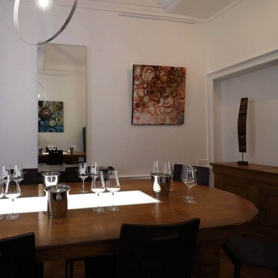 The tasting room Hôtel de Rouvray at Sensation Vin can receive 8 people around the oak table.