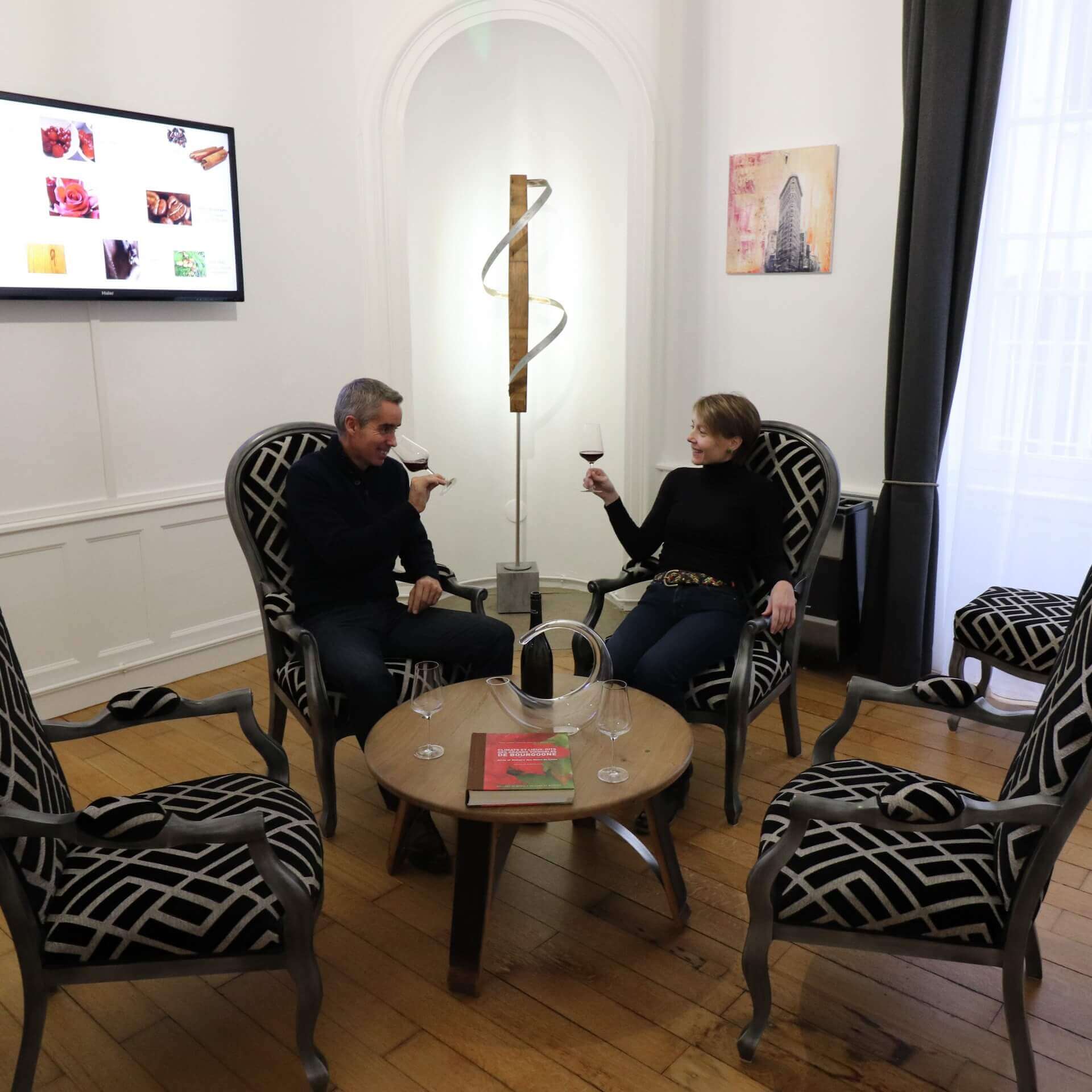Le Salon Le Fumoir est le salon de dégustation privé de Sensation Vin pouvant accueillir 4 personnes.
