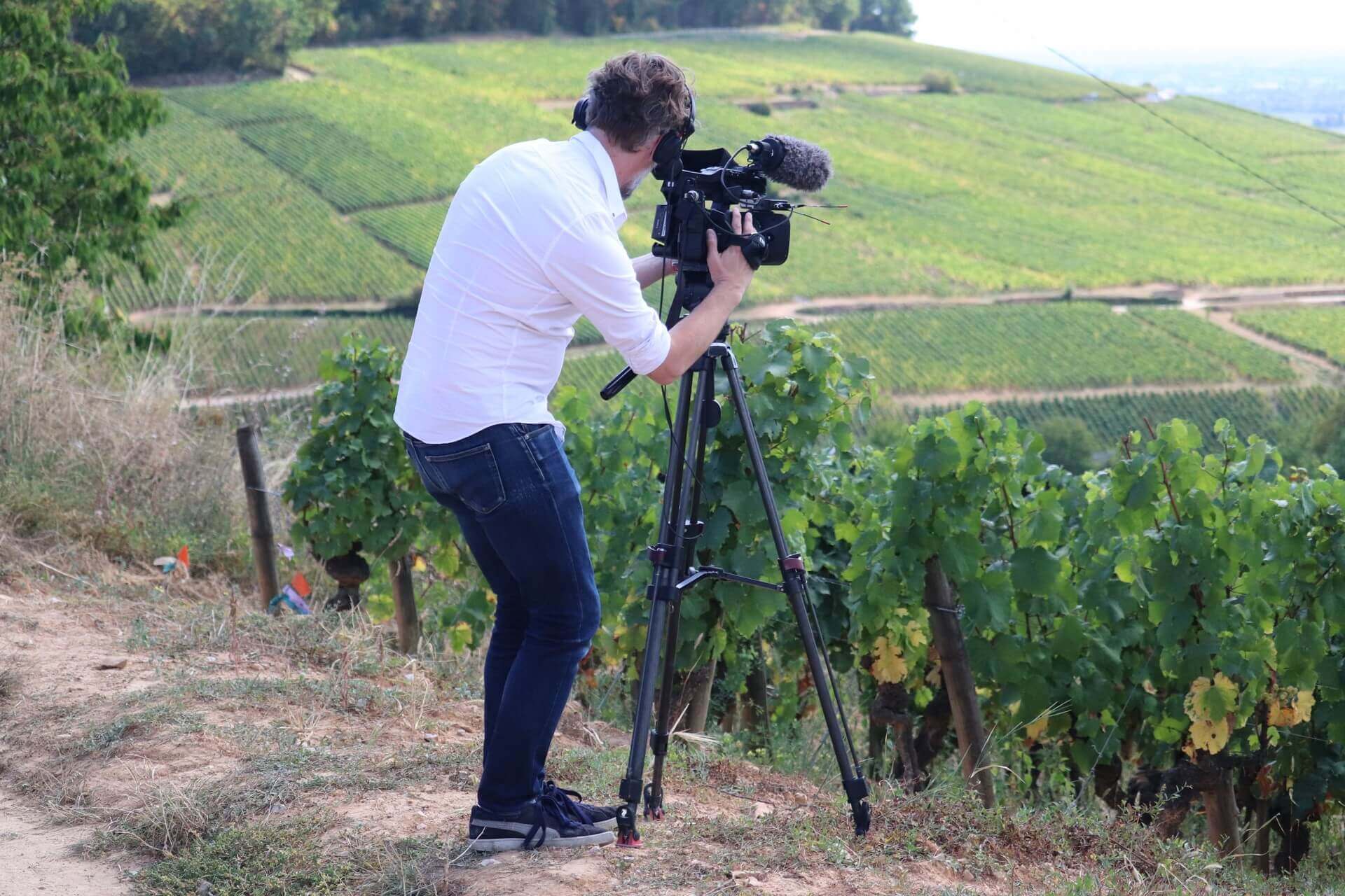 Yves Le Baccon filme les vignes de la Colline des Cortons pour l'émission Echappées Belles intitulée Bourgogne, Terre de vignes.
