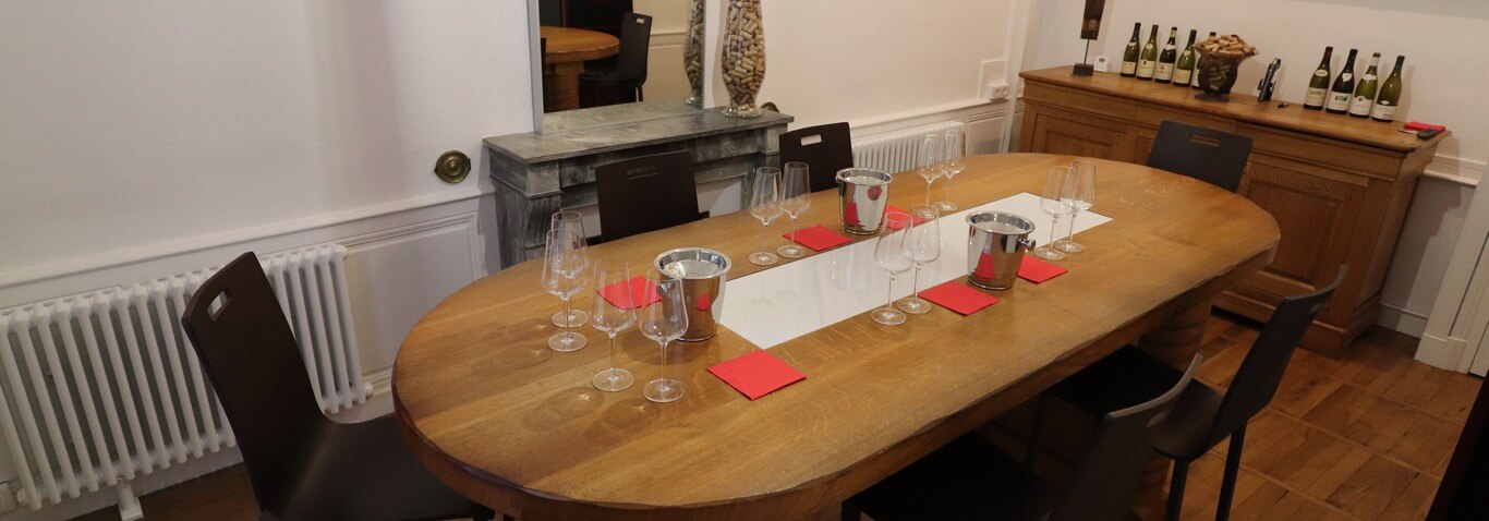 Sensation Vin receives you for wine tasting classes around its table in the room "Hôtel de Rouvray"