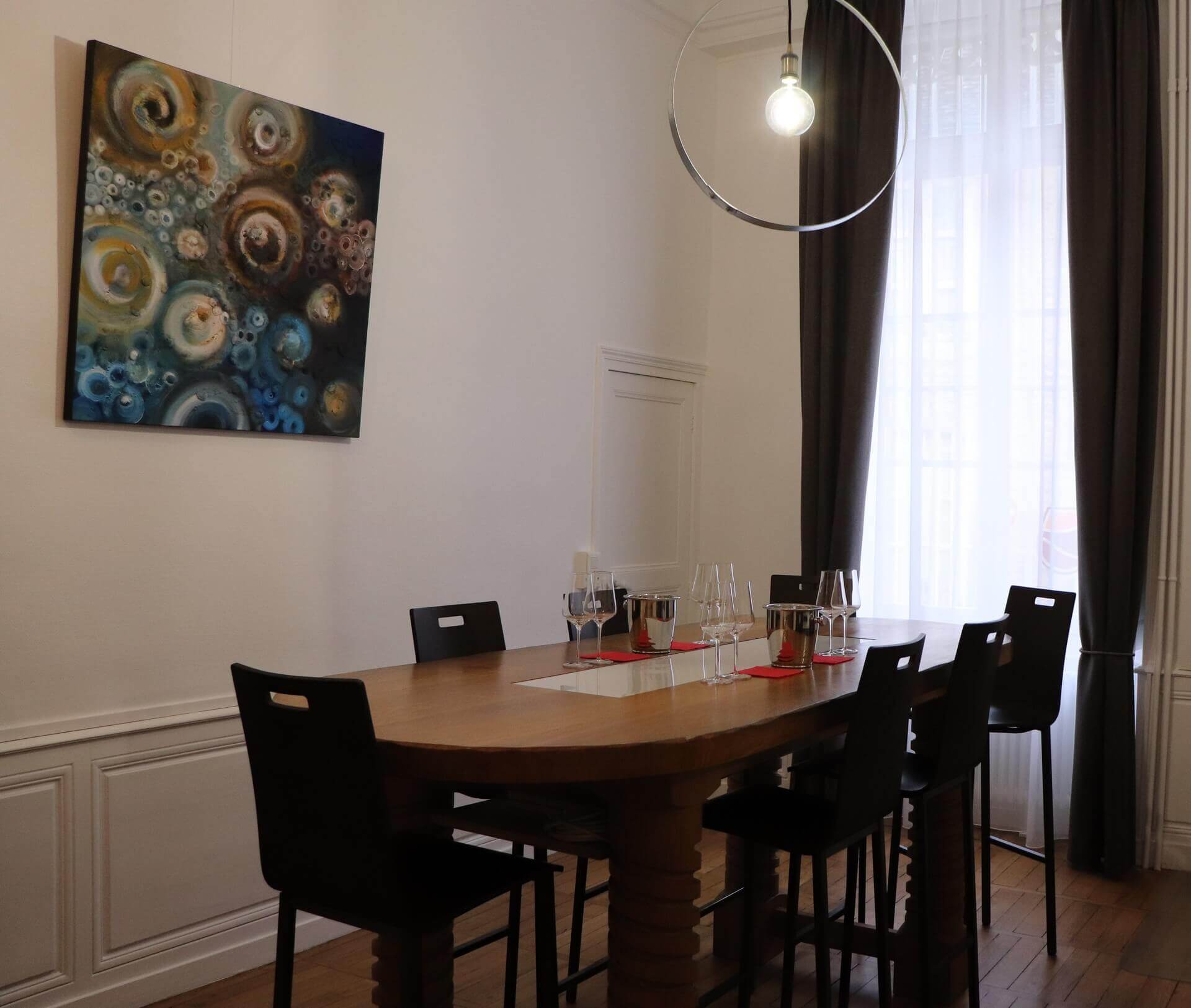 Sensation Vin has just moved 2A Rue Paul Bouchard and offers 3 tasting rooms, one is called the room Baron de Joursanvault