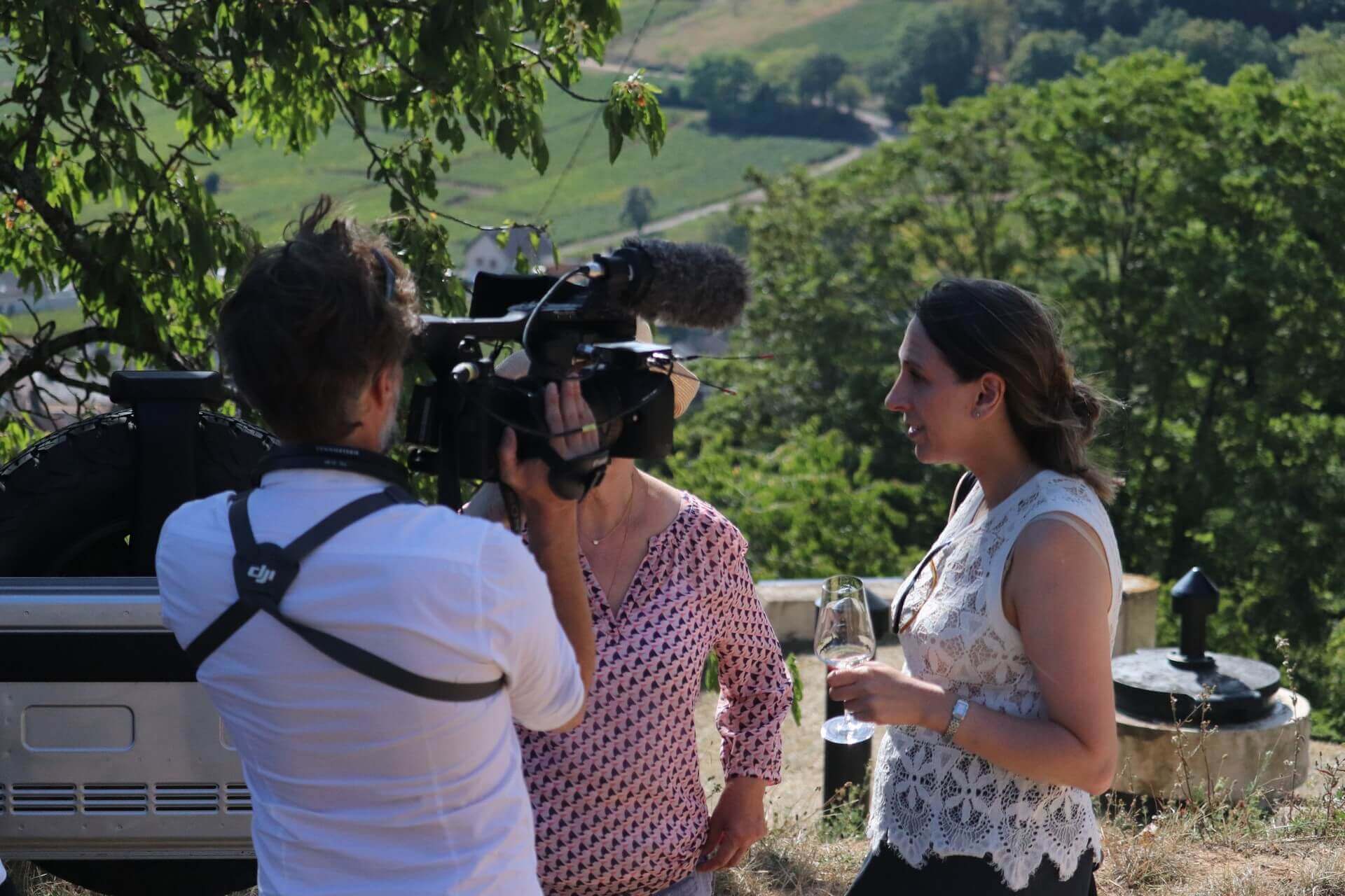 Lors du wine tour "De Corton au Montrachet" de Sensation Vin, interview de touristes américaines pour l'émission Echappées Belles intitulée Bourgogne, Terre de vignes.