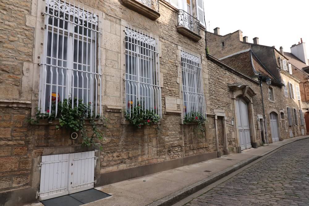 Les locaux de Sensation Vin, dans le centre ville historique de Beaune, au 2A Rue Paul Bouchard