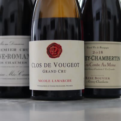10 vins rouges prestigieux à déguster lors du cours privé "Pinot Noir Dégustation" : Gevrey-Chambertin 1er cru Combe au Moine, Vosne-Romanée 1er cru les Chaumes ou encore Clos Vougeot Grand Cru.