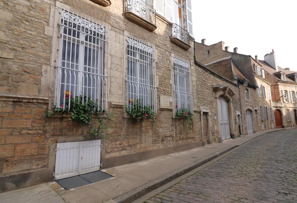 Les locaux de Sensation Vin, dans le centre ville historique de Beaune, au 2A Rue Paul Bouchard