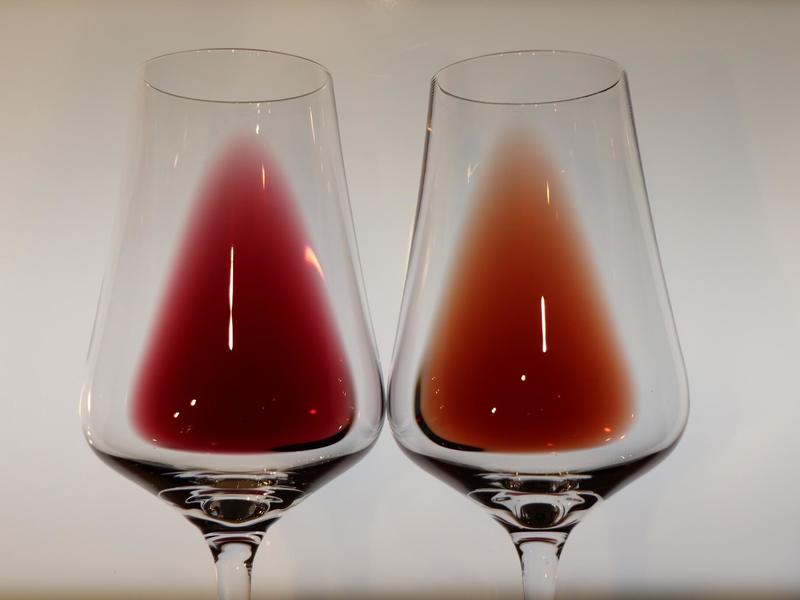 A Sensation Vin, vous dégustez à l'aveugle. Cela vous permet de faire la différence visuelle entre un vin rouge jeune et un vin rouge plus âgé.