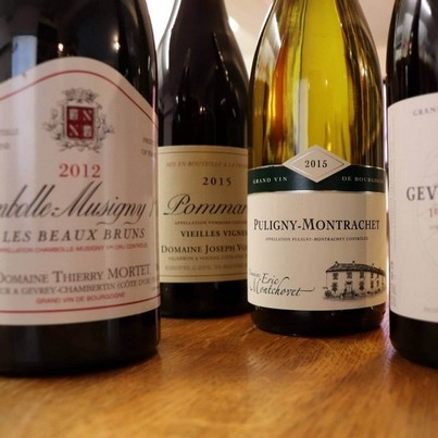 Au-delà des explications sur la méthodologie de dégustation, le cours "Samedi Dégustation" inclut une dégustation de 10 vins de Bourgogne.